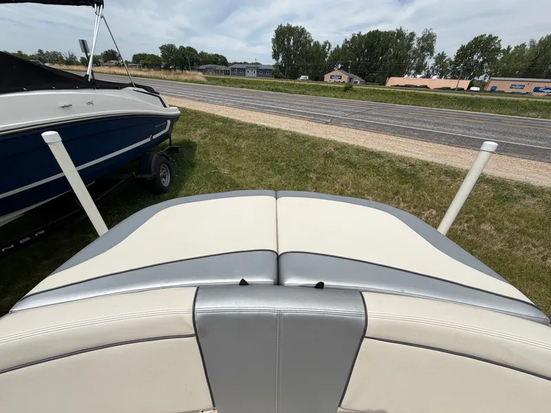 Slide: The Image of Rear view of a 2010 Sea Ray 185 SP/SS boat on grass. - 32