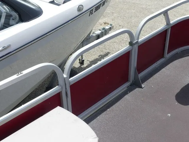 Slide: The Image of 2015 Sun Tracker Bass Buggy 18 DLX pontoon boat, close-up view. - 15