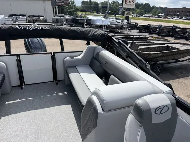 Slide: The Image of Interior of Veranda VV 22RC pontoon boat, model year 2026. - 19