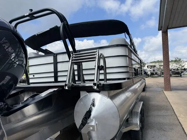 Slide: The Image of 2026 Veranda VV 22RC pontoon boat with Yamaha engine, side view. - 6