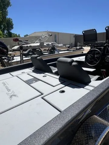 Slide: The Image of 2026 Xpress Boats HYPER-LIFT H18C with modern features. - 12