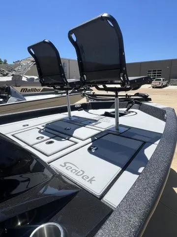 Slide: The Image of 2026 Xpress Boats HYPER-LIFT H18C with SeaDek flooring. - 15