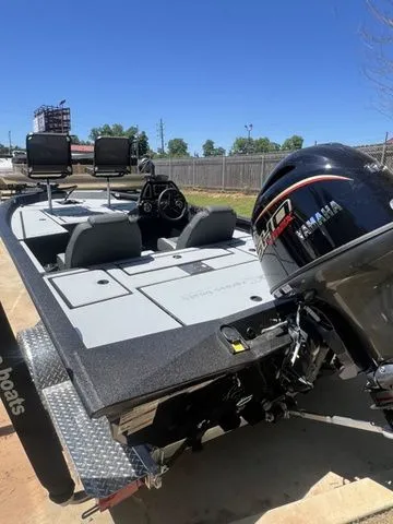 Slide: The Image of 2026 Xpress Boats HYPER-LIFT H18C with Yamaha engine, side view. - 9