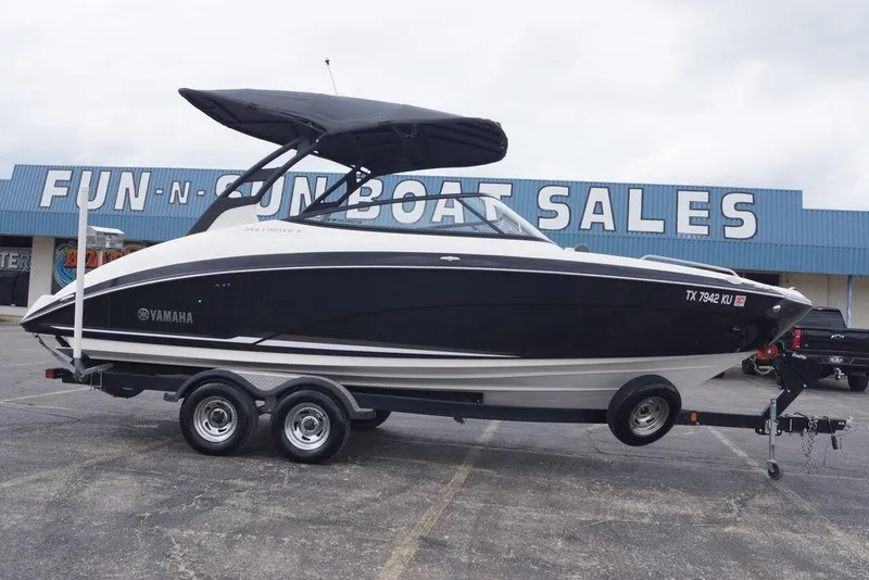The Image of 2018 Yamaha Boats 242 Limited S on trailer at Fun-N-Sun Boat Sales. - 1