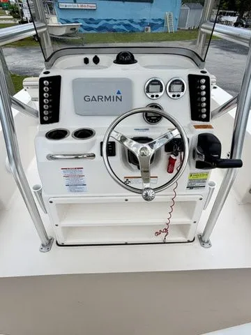 Slide: The Image of 2021 Robalo 226 Cayman helm with Garmin navigation system. - 4