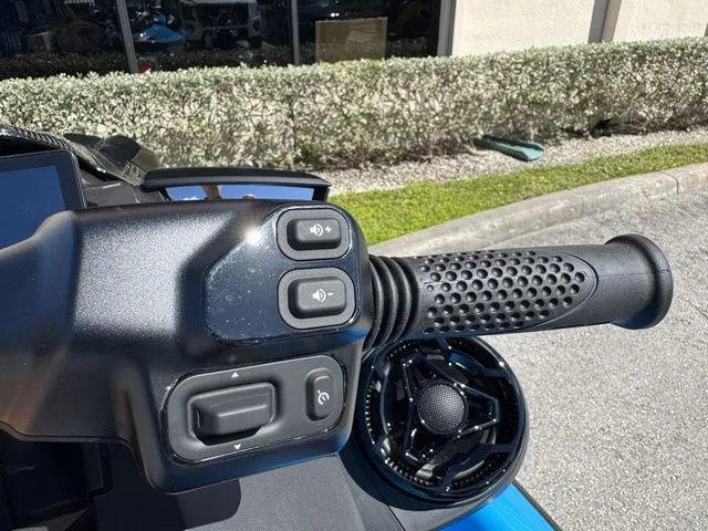 Slide: The Image of Handlebar of 2026 Sea-Doo RXP-X™ 325 Tech with controls. - 20
