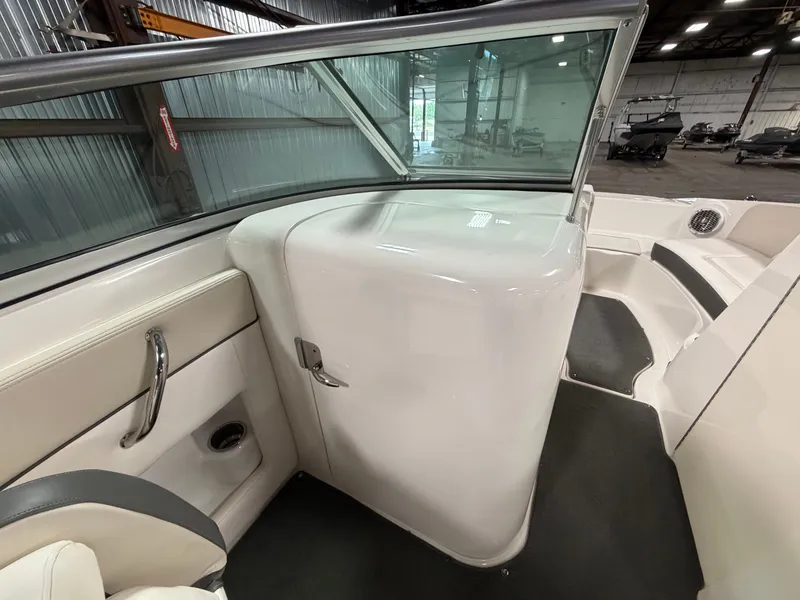 Slide: The Image of Sea Ray 220 Sundeck 2012 - 23