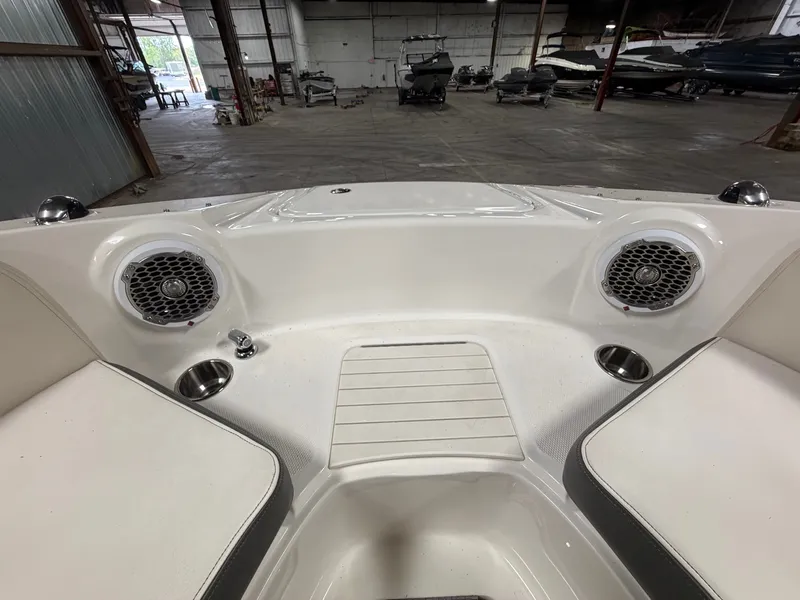 Slide: The Image of Sea Ray 220 Sundeck 2012 - 28