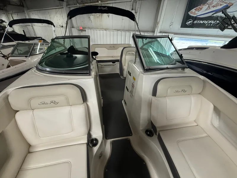 Slide: The Image of Sea Ray 220 Sundeck 2012 - 62