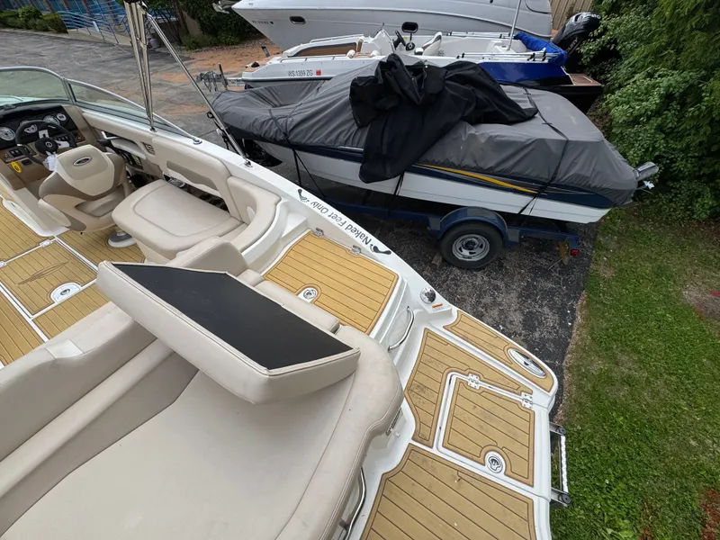 Slide: The Image of Chaparral 246 SSi 2011 boat with wood deck and cover. - 22