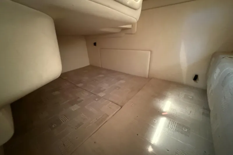Slide: The Image of Interior cabin space of a 2002 Sea Ray Sundancer 260 boat. - 36