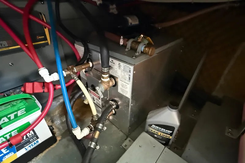 Slide: The Image of Engine compartment of a 2002 Sea Ray Sundancer 260 with battery and fluid container. - 40