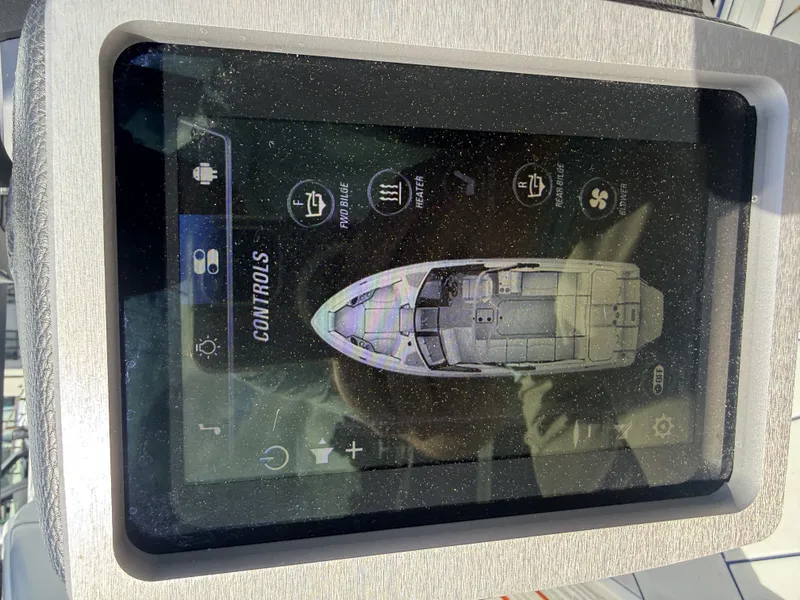 Slide: The Image of Touchscreen controls of the 2022 Malibu Wakesetter 25 LSV boat. - 21