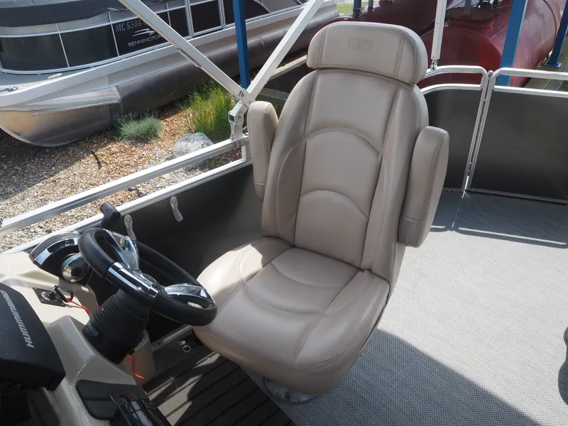Slide: The Image of Harris CX 220 boat seat, 2013 model, in beige leather. - 11
