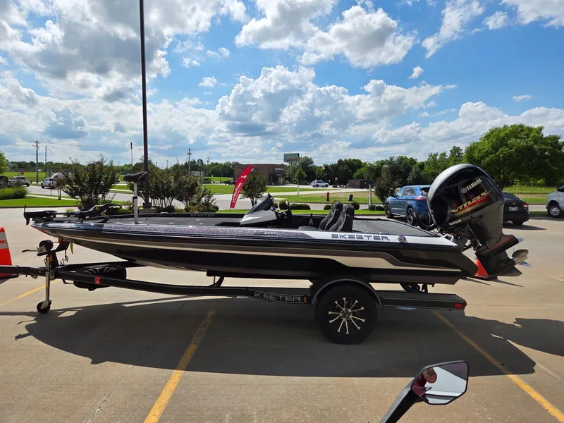 Slide: The Image of 2023 Skeeter ZX 150 boat on trailer in sunny weather. - 5