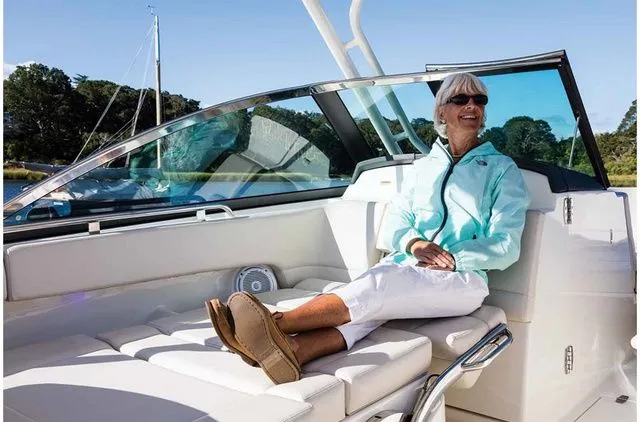 Slide: The Image of Boston Whaler 270 Vantage 2019 - 12
