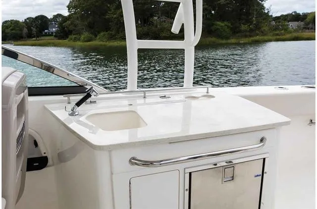 Slide: The Image of Boston Whaler 270 Vantage 2019 - 6