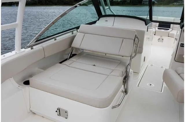 Slide: The Image of Boston Whaler 270 Vantage 2019 - 7