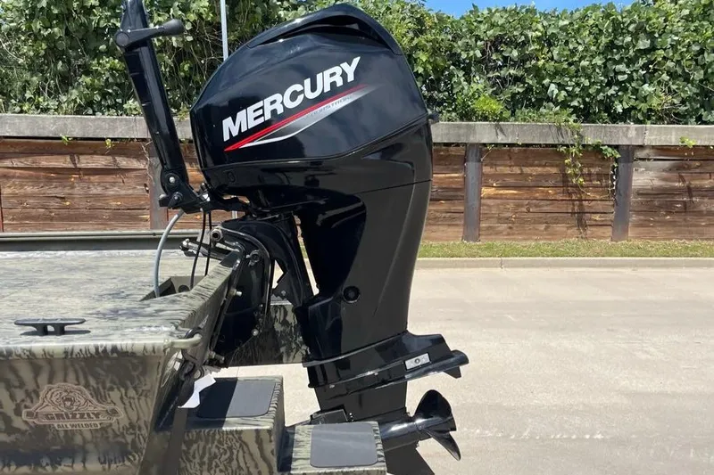 Slide: The Image of Tracker Grizzly 1654 T Sportsman 2026 - 3