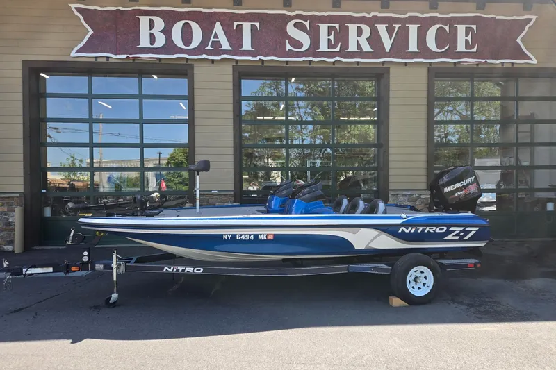 The Image of 2014 Nitro Z-7 boat parked outside a boat service shop. - 0