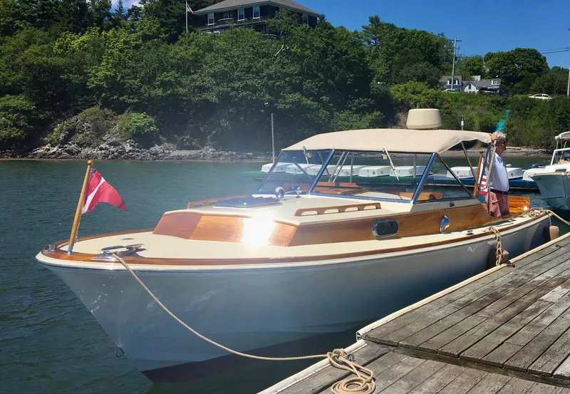 Slide: The Image of 2014 Hunt Yachts Surfhunter 25 docked on a sunny day. - 10