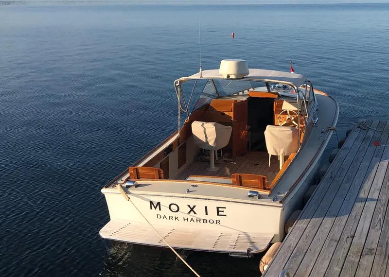 Slide: The Image of Hunt Yachts Surfhunter 25, 2014, docked on calm water. - 11
