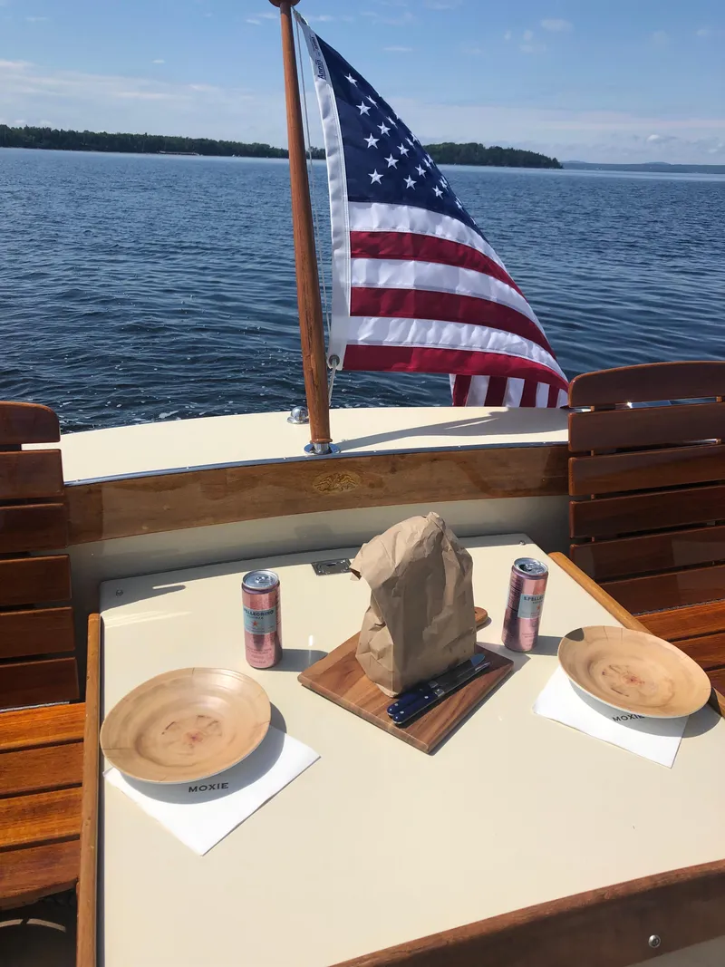 Slide: The Image of 2014 Hunt Yachts Surfhunter 25 with American flag on the water. - 15