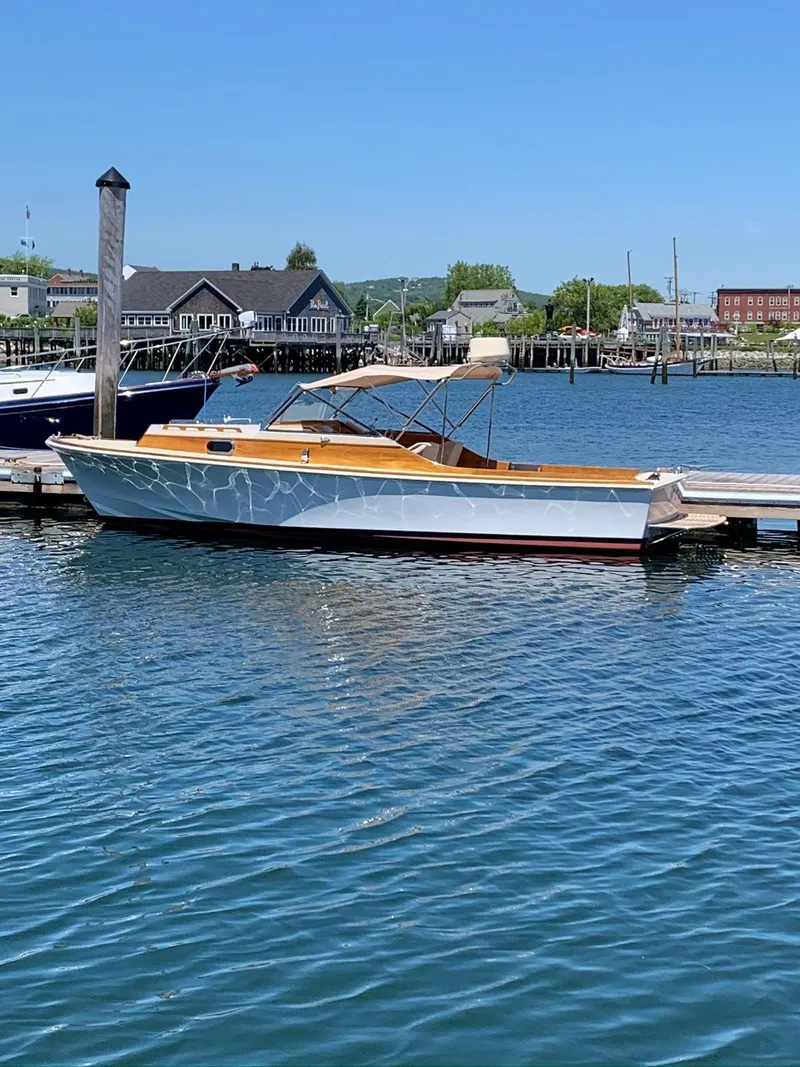 Slide: The Image of Hunt Yachts Surfhunter 25, 2014, docked on a sunny day. - 16
