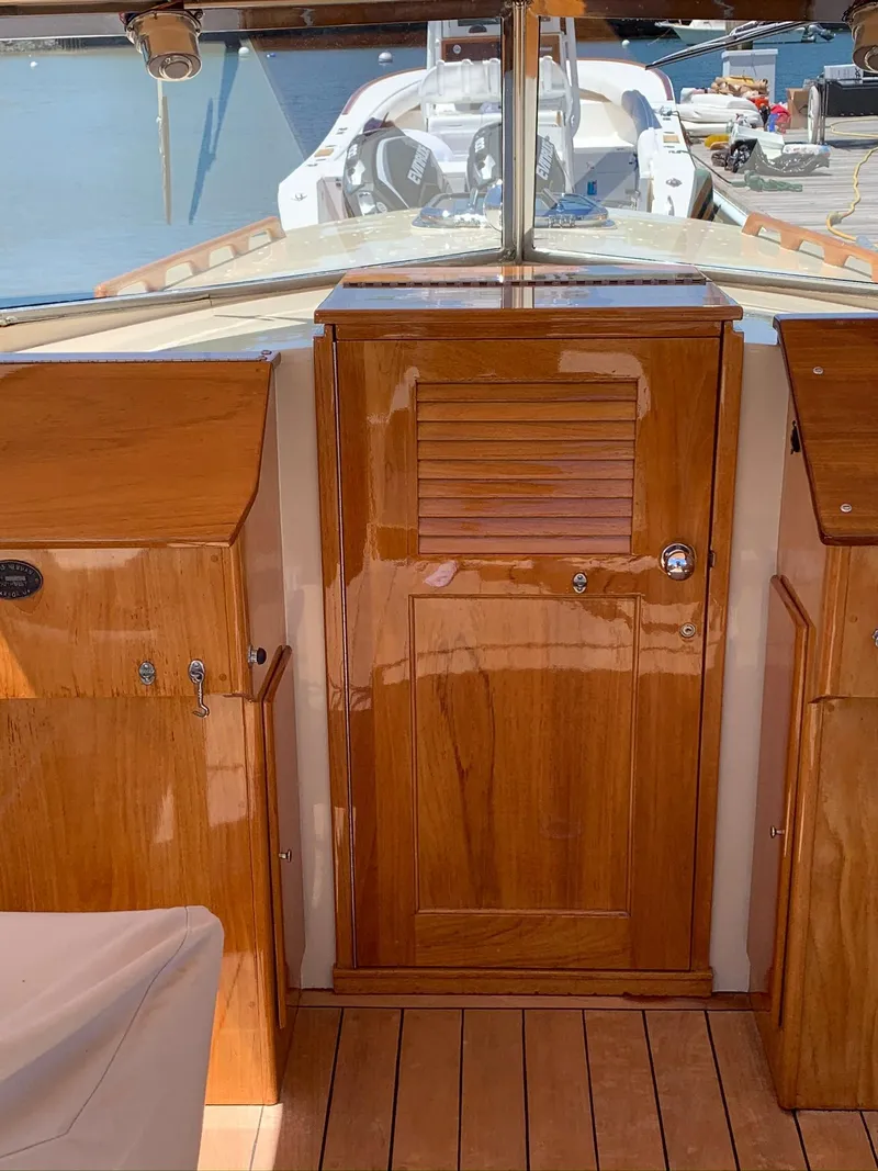 Slide: The Image of Interior of a 2014 Hunt Yachts Surfhunter 25 with wooden finish. - 19