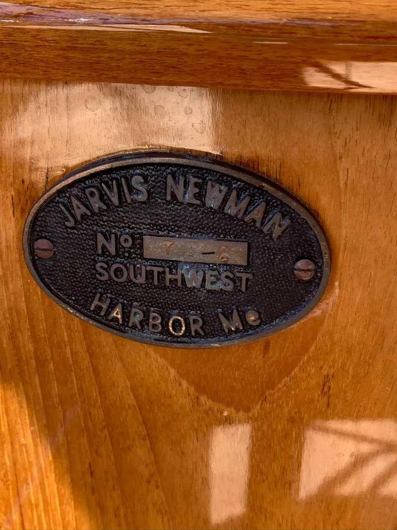 Slide: The Image of Brass plaque on Hunt Yachts Surfhunter 25, year 2014. - 20