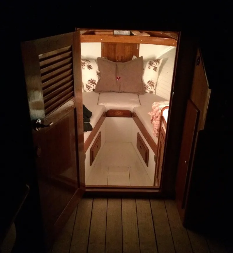 Slide: The Image of Interior of 2014 Hunt Yachts Surfhunter 25 with cozy cabin. - 21