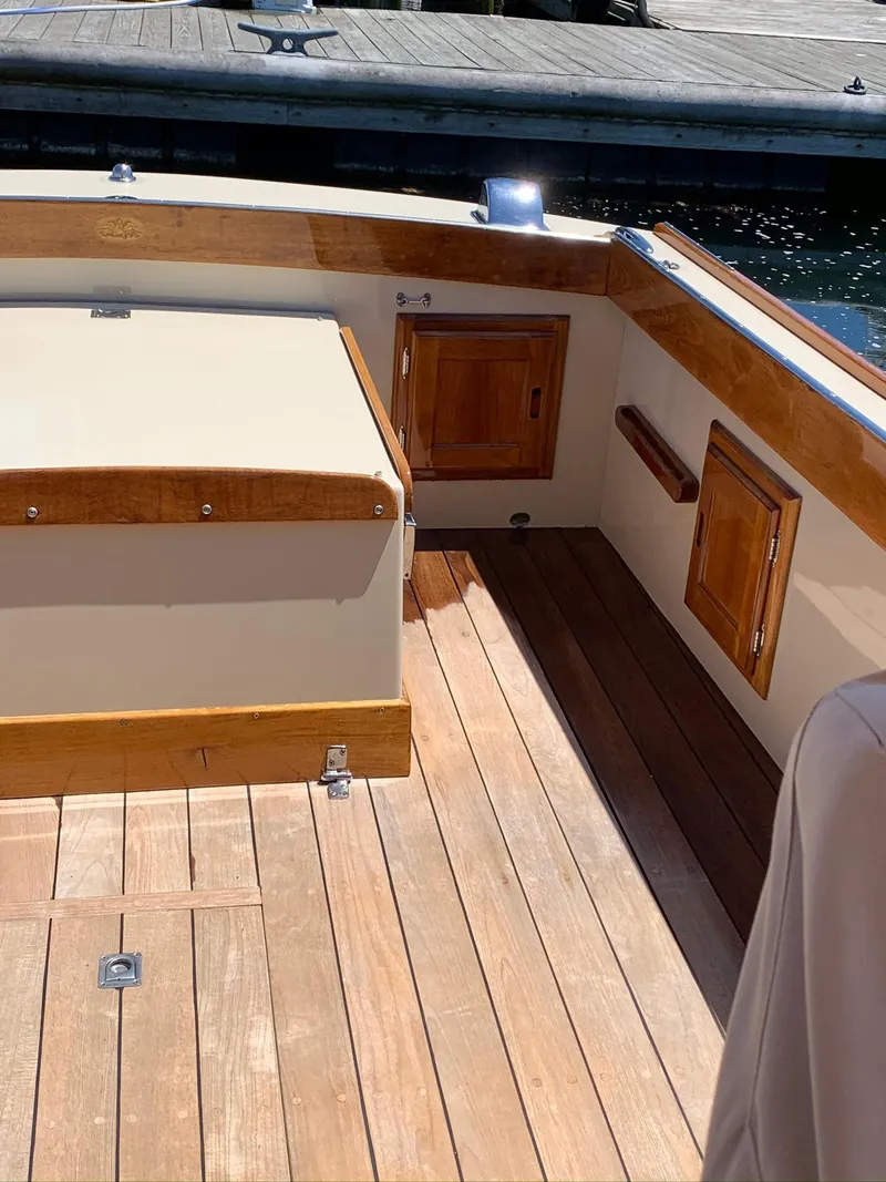 Slide: The Image of Interior of a 2014 Hunt Yachts Surfhunter 25 with wooden flooring. - 22