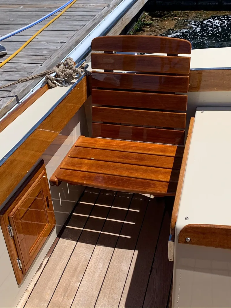 Slide: The Image of Wooden seat on Hunt Yachts Surfhunter 25, 2014 model. - 24
