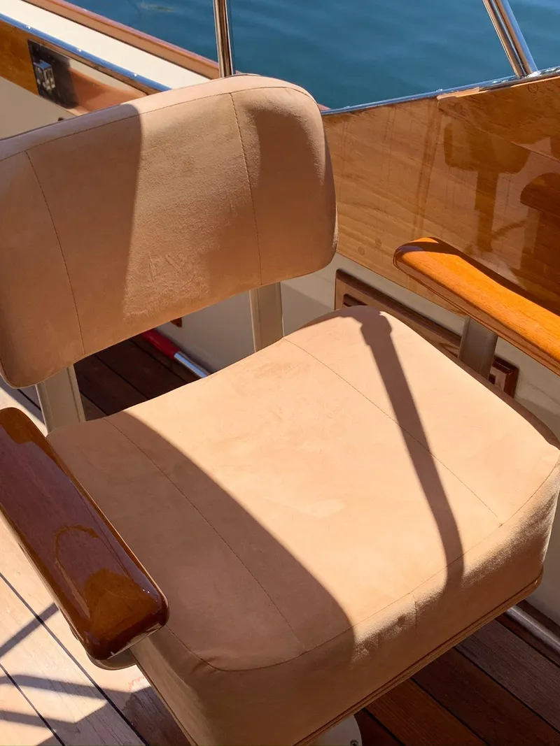 Slide: The Image of Beige seat on Hunt Yachts Surfhunter 25, 2014 model. - 32
