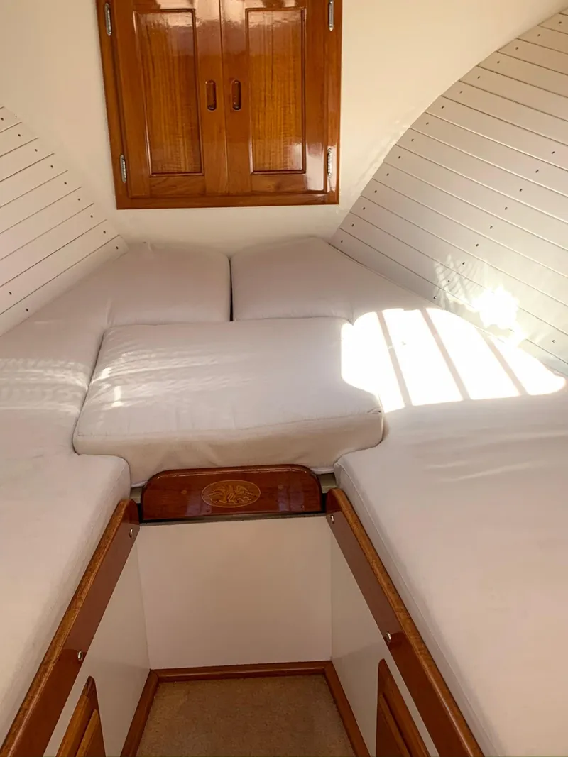 Slide: The Image of Interior of 2014 Hunt Yachts Surfhunter 25 with cozy bedding. - 34