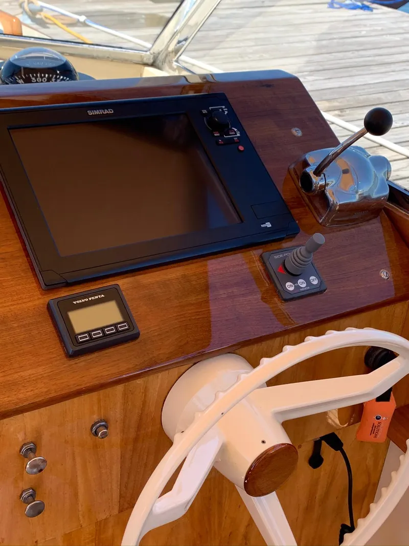 Slide: The Image of Helm of 2014 Hunt Yachts Surfhunter 25 with navigation controls. - 38