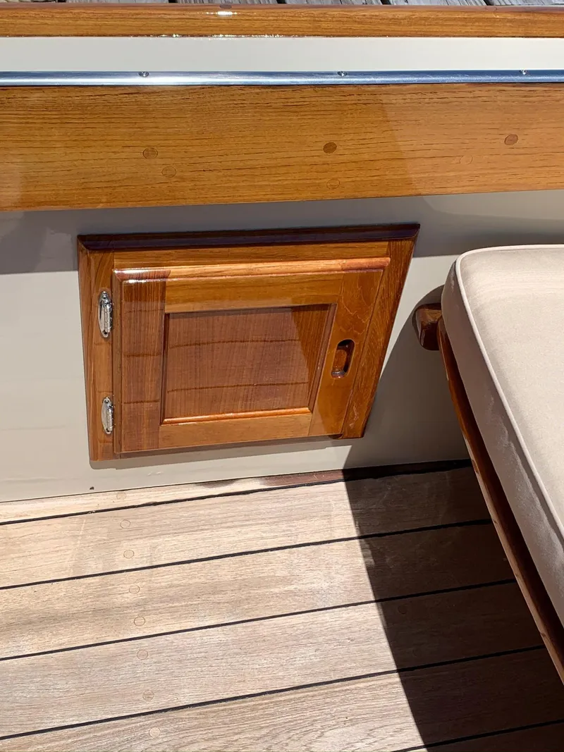 Slide: The Image of Wood paneling on Hunt Yachts Surfhunter 25, year 2014. - 39