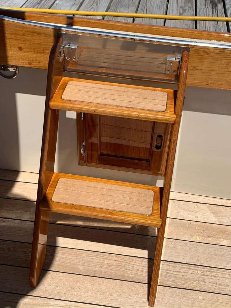 Slide: The Image of Wooden ladder on Hunt Yachts Surfhunter 25, year 2014. - 40