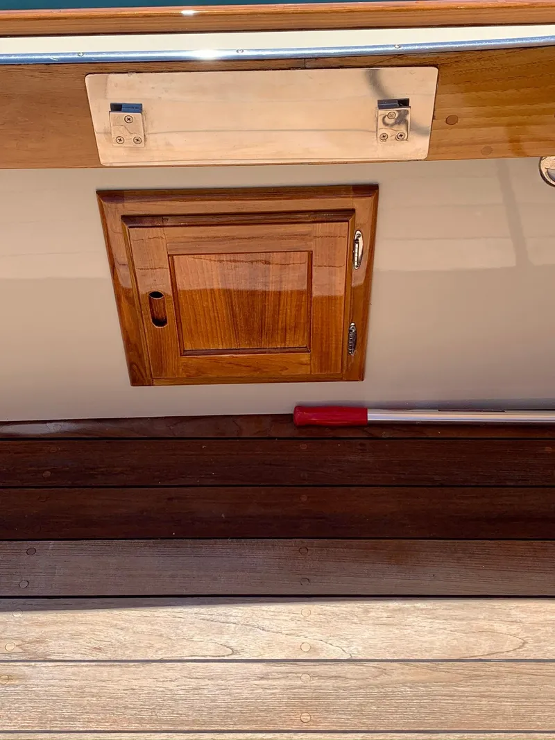 Slide: The Image of Wood paneling on a 2014 Hunt Yachts Surfhunter 25. - 41