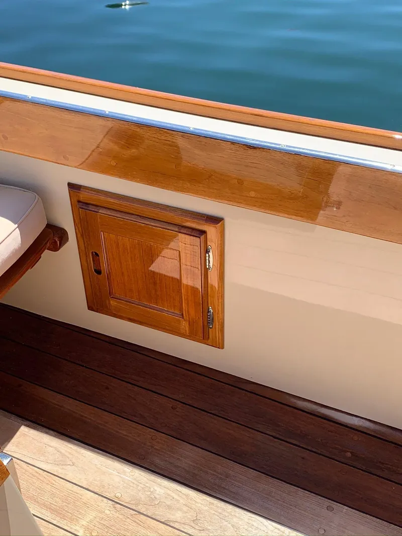 Slide: The Image of Detail of 2014 Hunt Yachts Surfhunter 25 with wooden trim. - 42