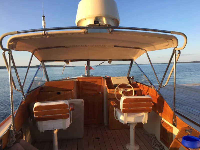 Slide: The Image of Interior of a 2014 Hunt Yachts Surfhunter 25 on calm waters. - 46
