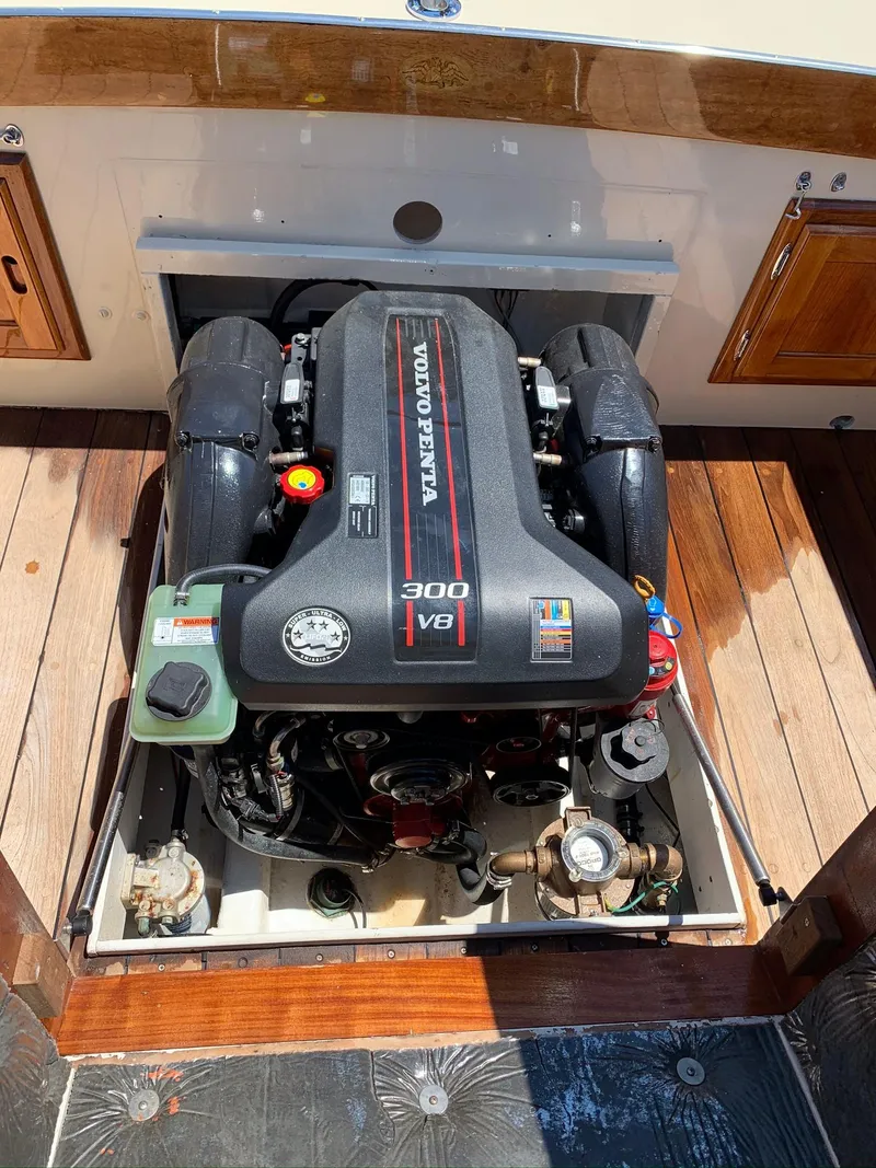 Slide: The Image of Volvo Penta 300 V8 engine in a 2014 Hunt Yachts Surfhunter 25. - 51