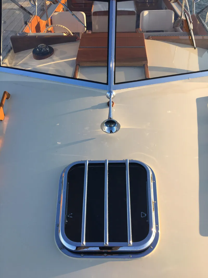 Slide: The Image of 2014 Hunt Yachts Surfhunter 25 deck view with hatch. - 52