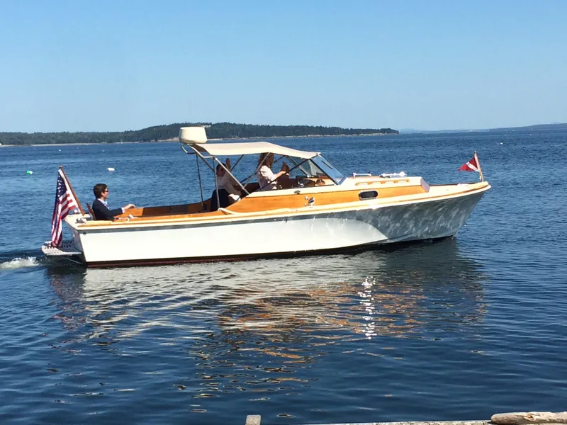 Slide: The Image of 2014 Hunt Yachts Surfhunter 25 cruising on calm waters. - 6