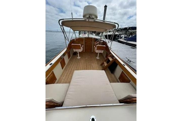 Slide: The Image of 2014 Hunt Yachts Surfhunter 25 with spacious deck and comfortable seating. - 60