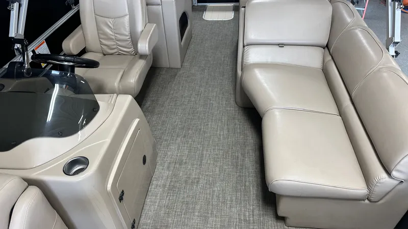 Slide: The Image of Interior of a 2016 G3 SUNCATCHER X324SS pontoon boat. - 29