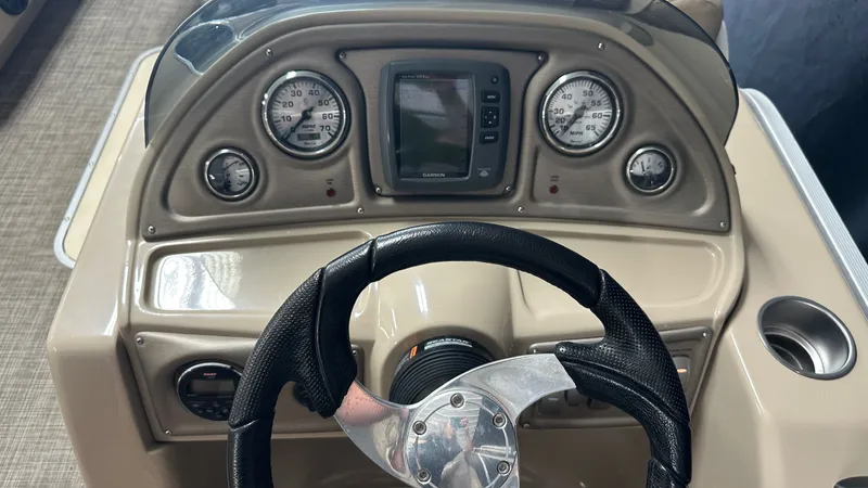 Slide: The Image of Dashboard of a 2016 G3 SUNCATCHER X324SS pontoon boat. - 44