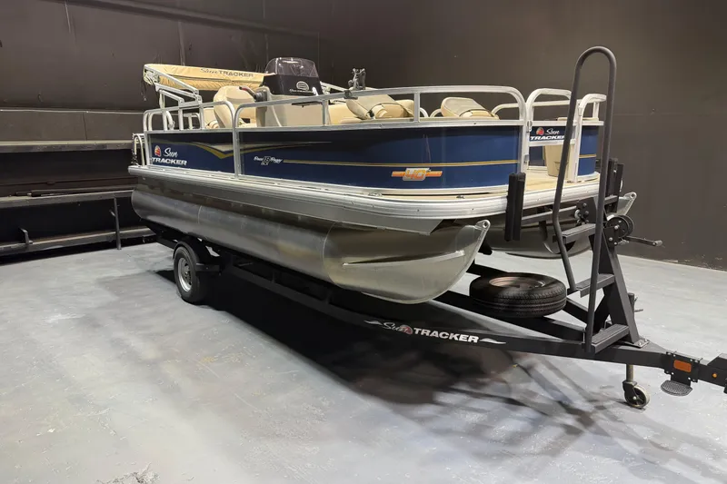 The Image of Sun Tracker Bass Buggy 18 DLX 2023 - 1