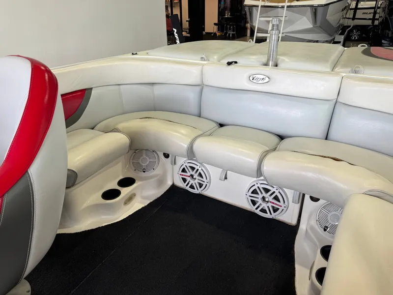 Slide: The Image of Interior of a 2001 Tigé 21 V boat with white and red seating. - 15