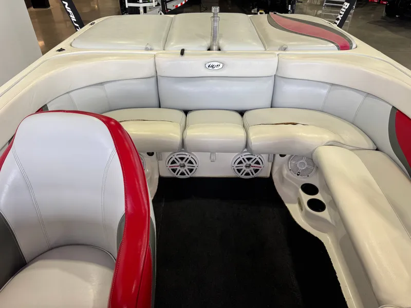 Slide: The Image of Interior of a 2001 Tigé 21 V boat with white and red seating. - 23